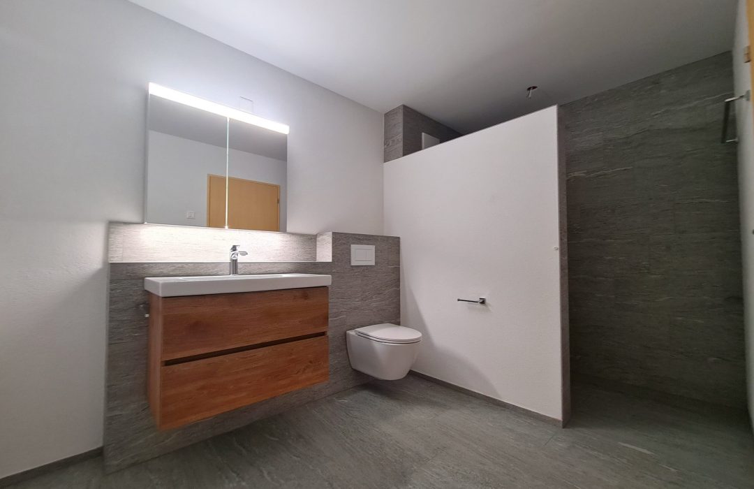 Badezimmer mit Dusche