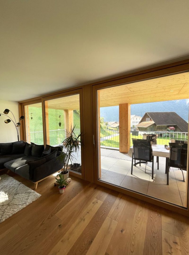 Wohnzimmer mit Balkon